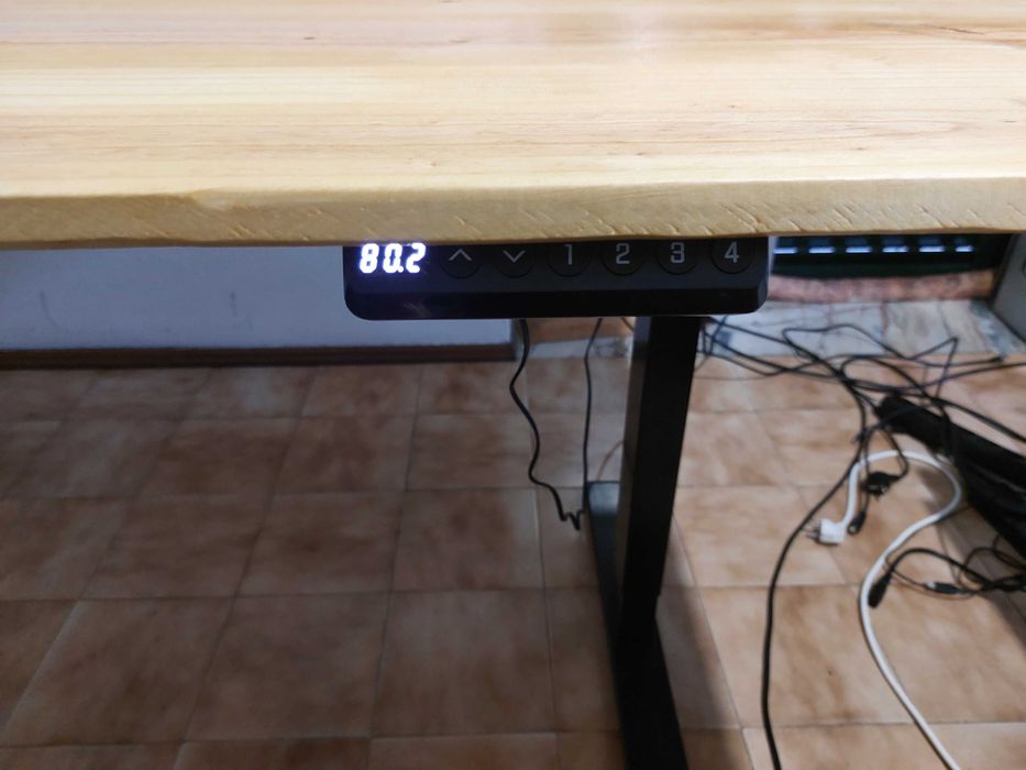 Mesa com tampo de pinho com elevação programada