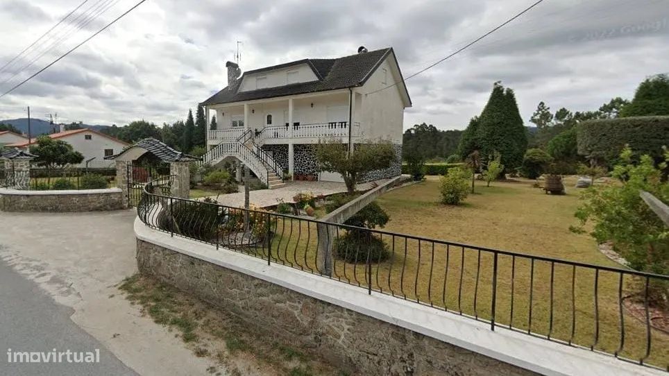 Moradia  Com 4000 M2  De Jardim Em Fragoso