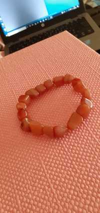 Pulseira com pedras castanhas douradas