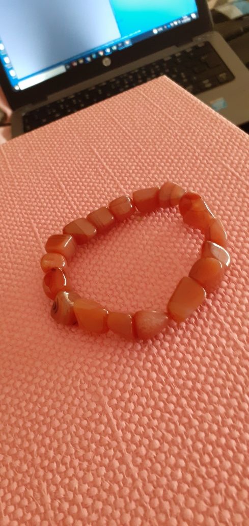 Pulseira com pedras castanhas douradas