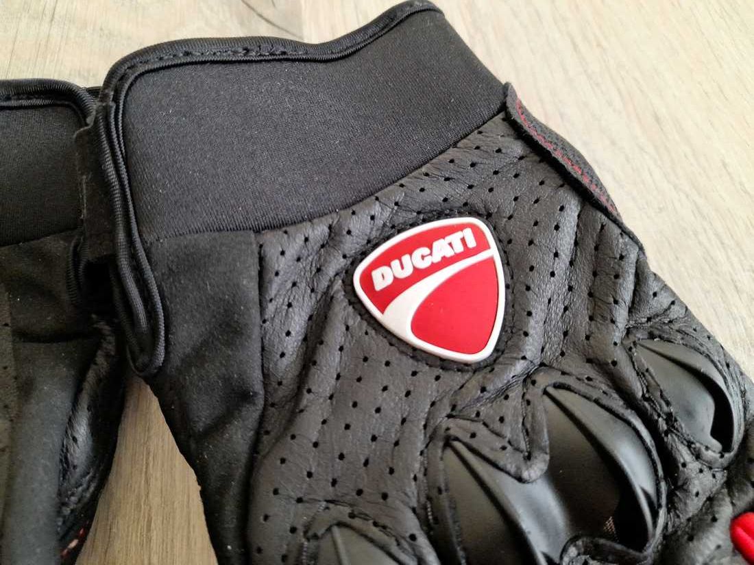 Мото перчатки кожаные с перфорацией Ducati
