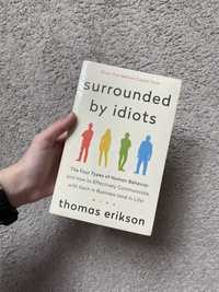 Книжка «Surrounded by idiots»