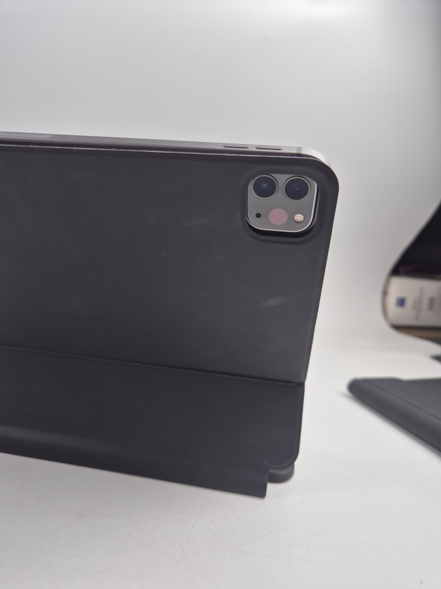 Klawiatura z etui na iPad pro 11,magnetyczna ,niemiecki układ klawiszy
