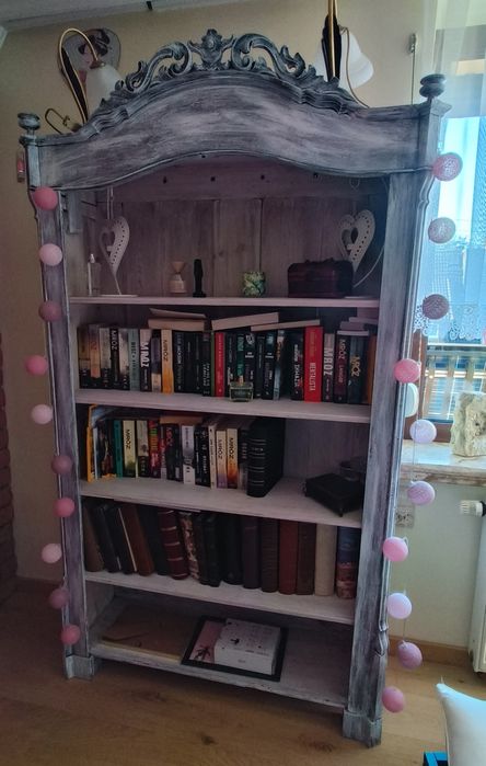 Stylowy regał na książki w stylu vintage/shabby chic