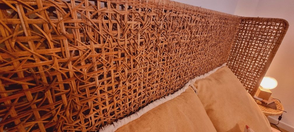 Cama com cabeceira em rattan