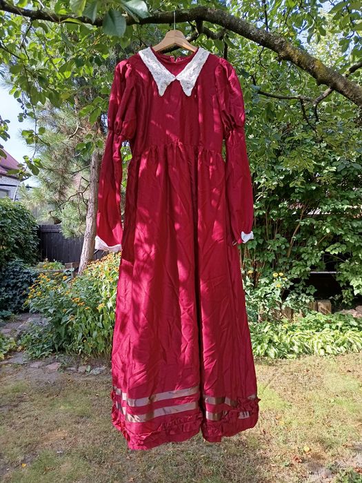 Czerwona suknia z kołnierzykiem