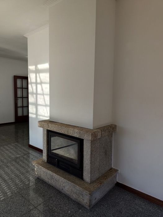 T2 com duas frentes,  terraço e garagem fechada
