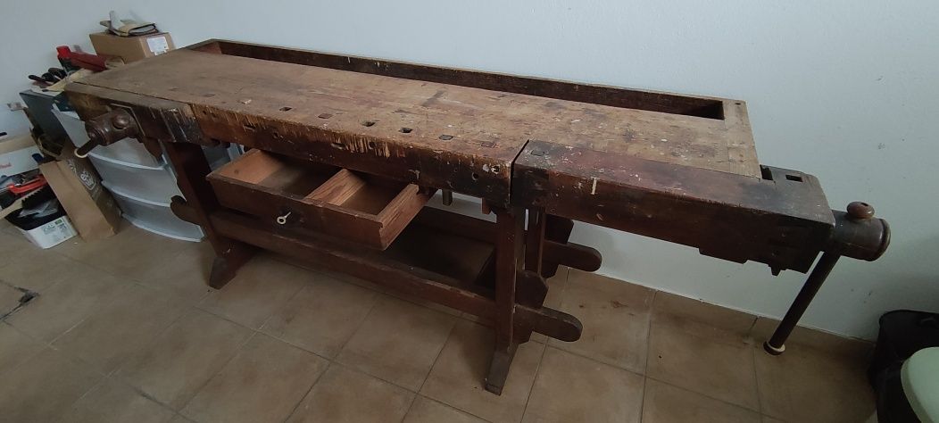 Mesa para trabalhar madeira

2 tornos e gaveta a funcionar na perfeiç