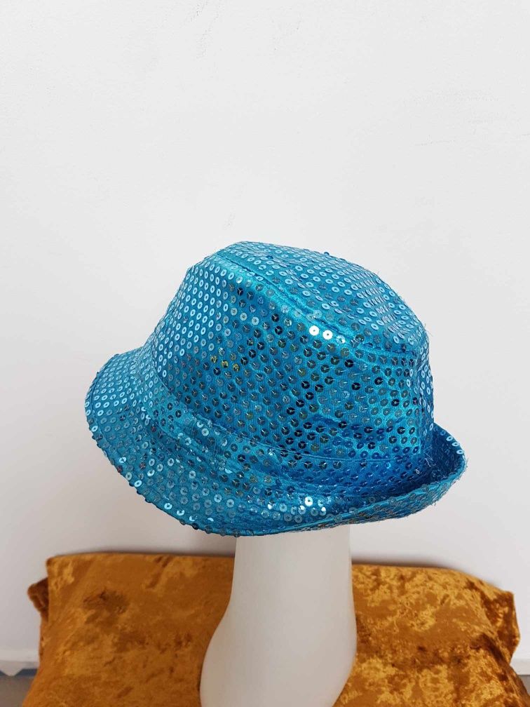Niebieski kapelusz z cekinami. A2844