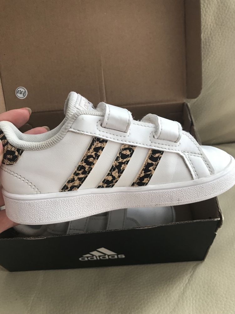 Adidas branco e tigresa n 26