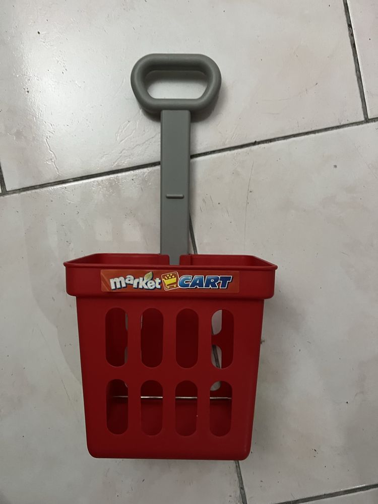 Supermercado crianca e cesto compras