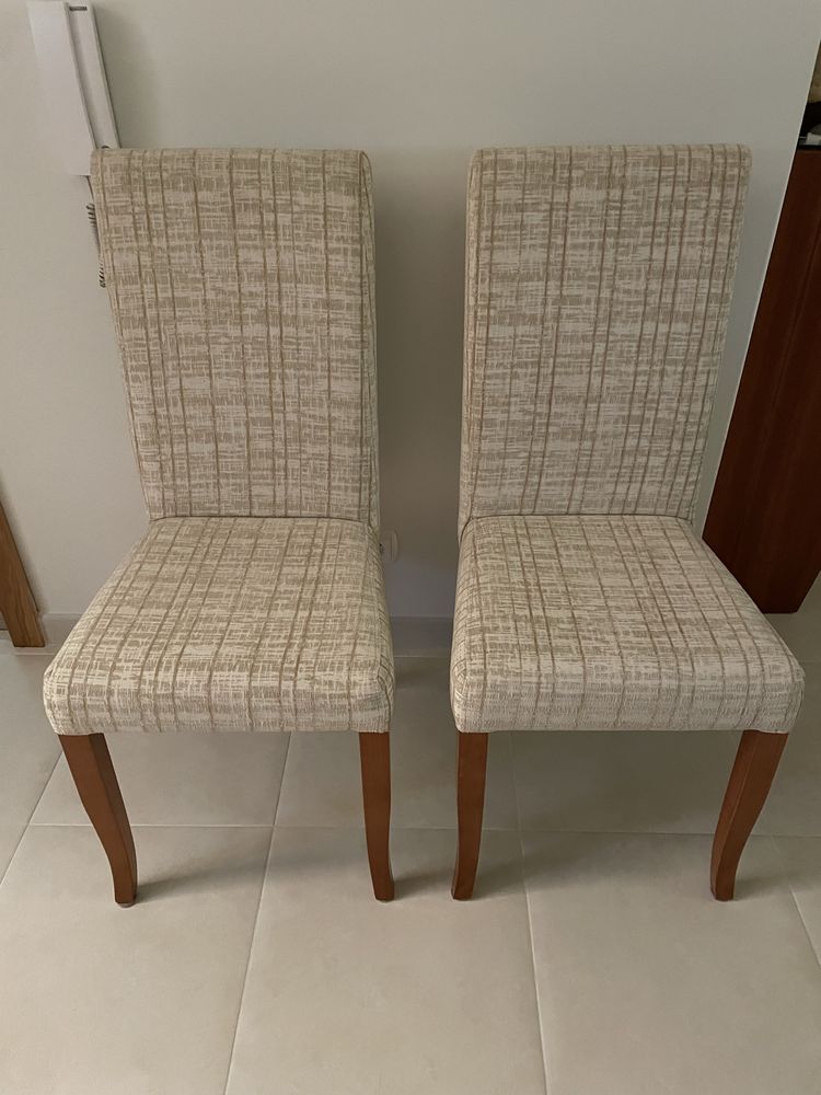 2 cadeiras estofadas