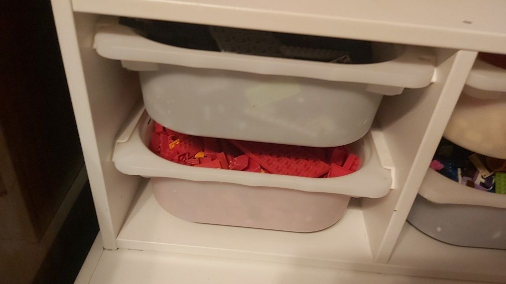 Szafka ścienna Ikea Trofast z pojemnikami
