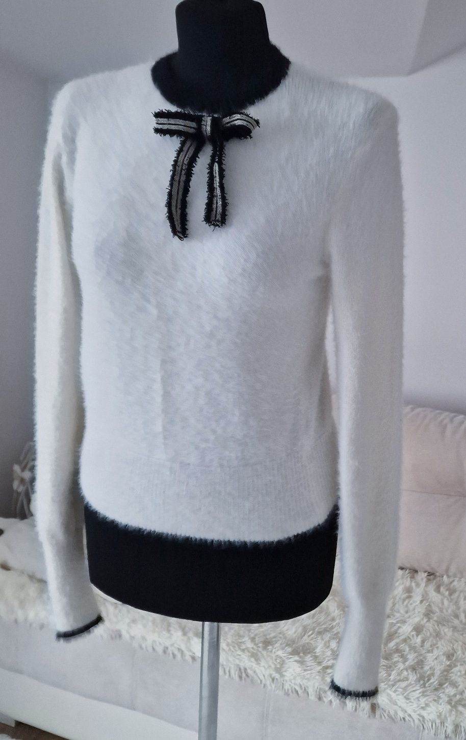 Puchaty sweterek z ozdobną kokardką " Zara".