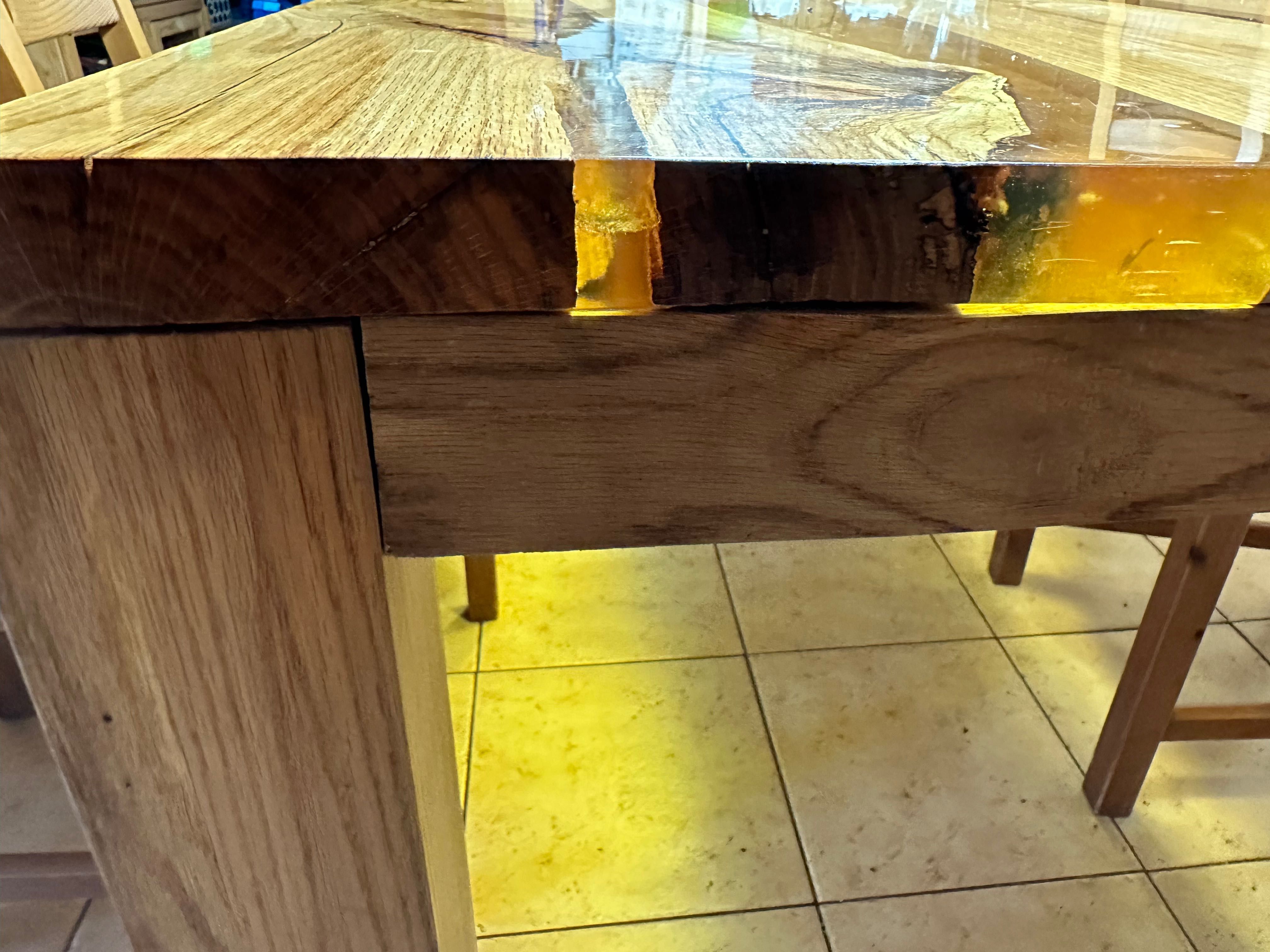 Stół z drewna dębu czerwonego z żywicą