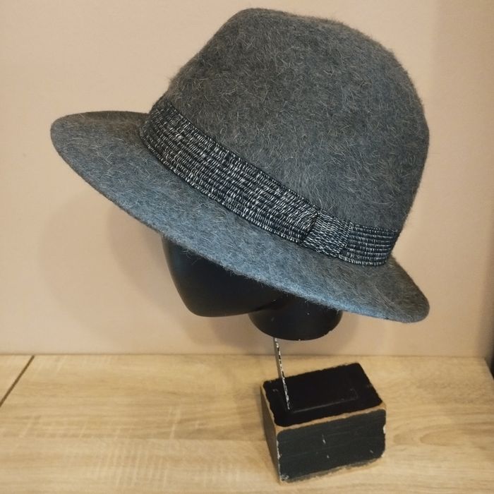Wełniany szary kapelusz typu fedora