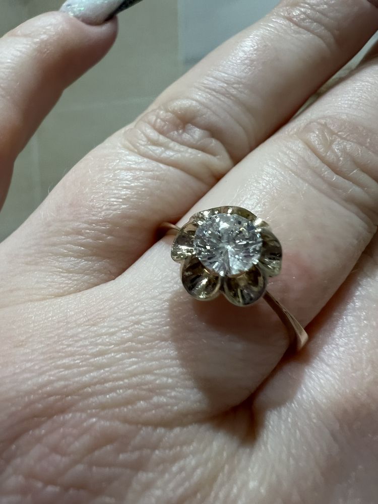 Золотое кольцо ТЮЛЬПАН 583пр.с якутским бриллиантом 0,7Ct