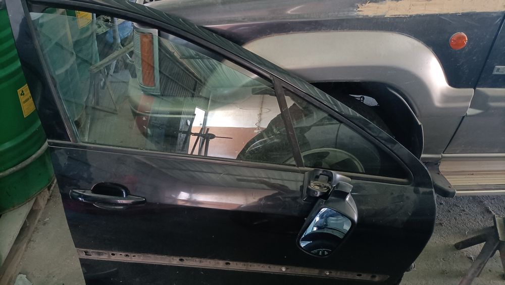 Peugeot 407 Sw e carro.  Porta frente direita