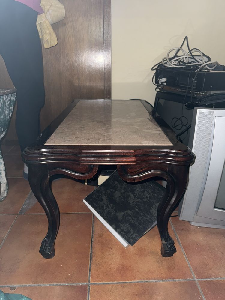 Mesa de Centro com tampo em pedra