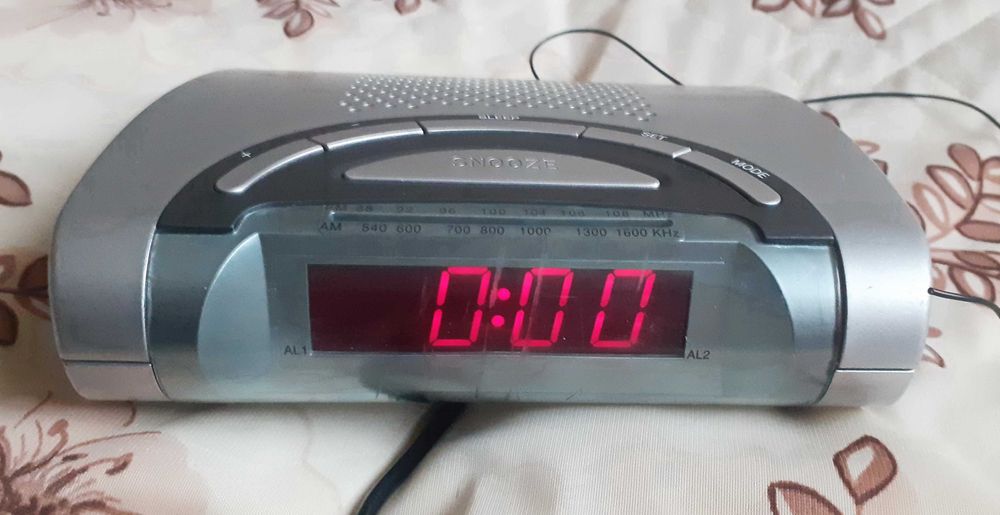 Часы будильник настольные CIATRONIC с радио FM и AM под ремонт