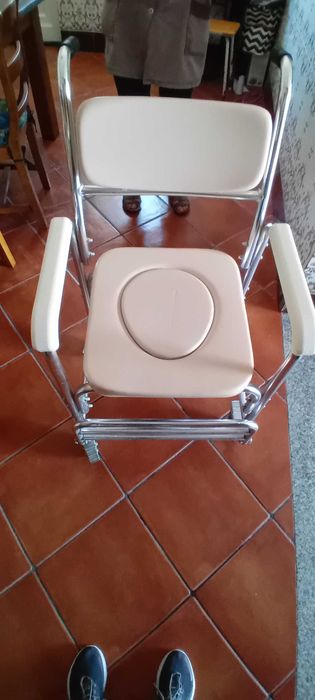 Cadeira de banho e sanitaria com rodas,  encosto e apoio de pés.