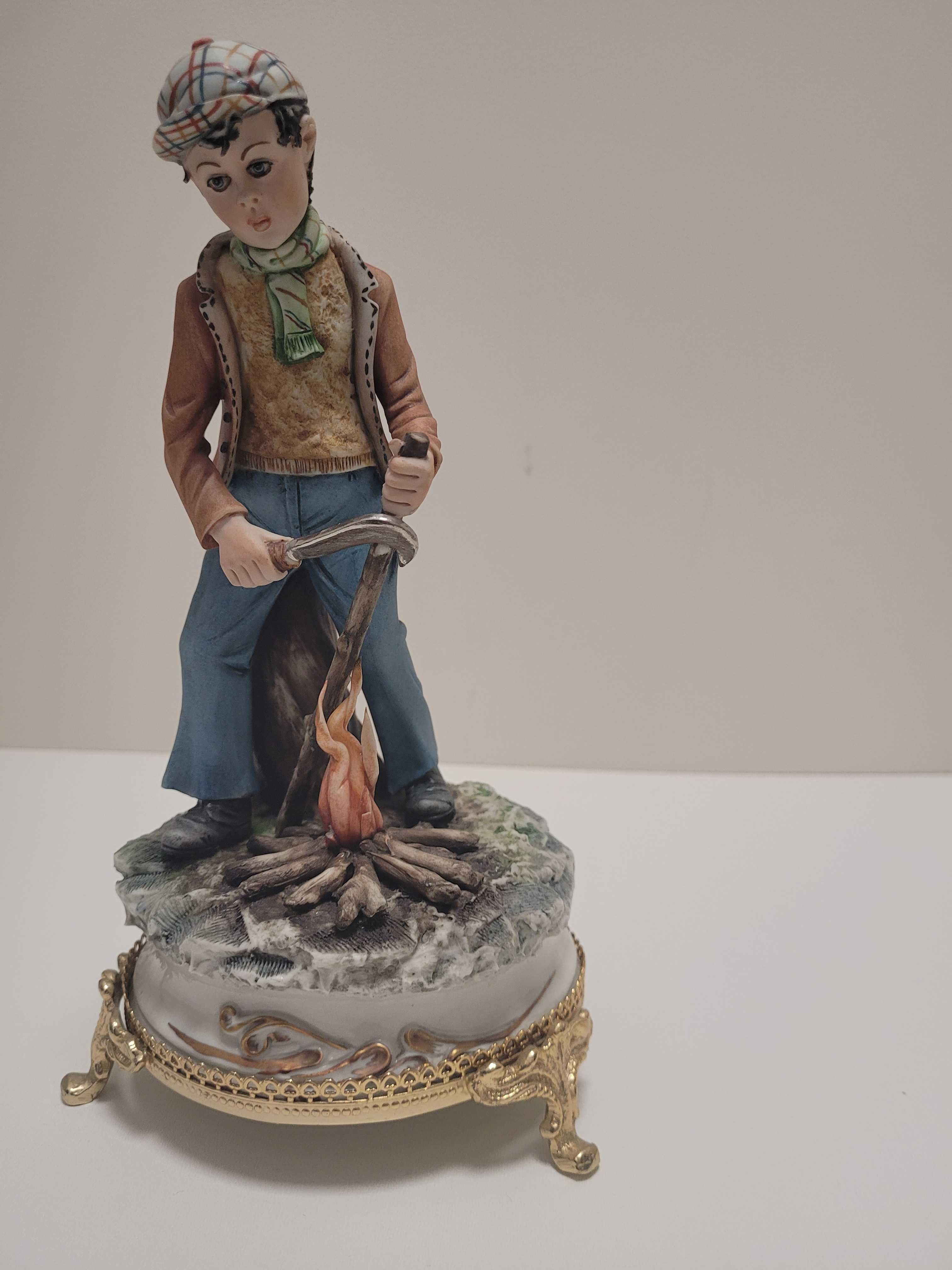 Figurka Vintage Capodimonte Chłopiec przy ognisku