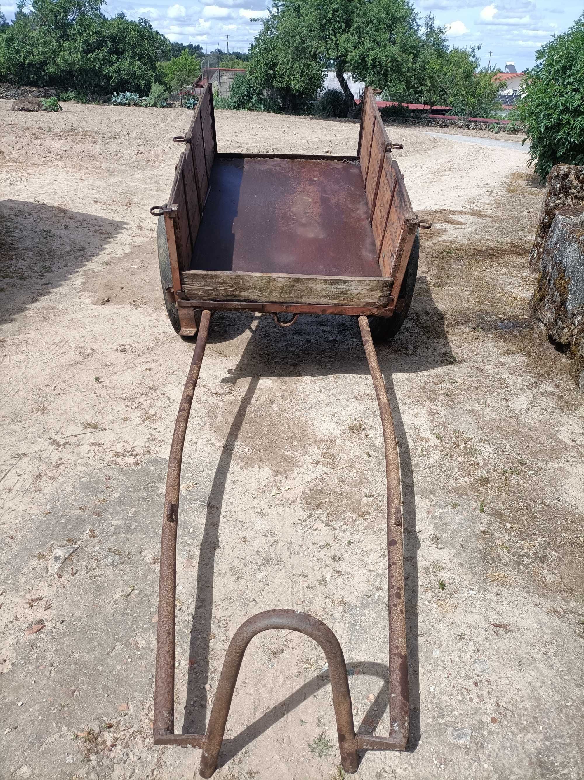 Carroça decorativa antiga