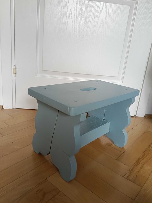 Stary wiejski stołek taboret