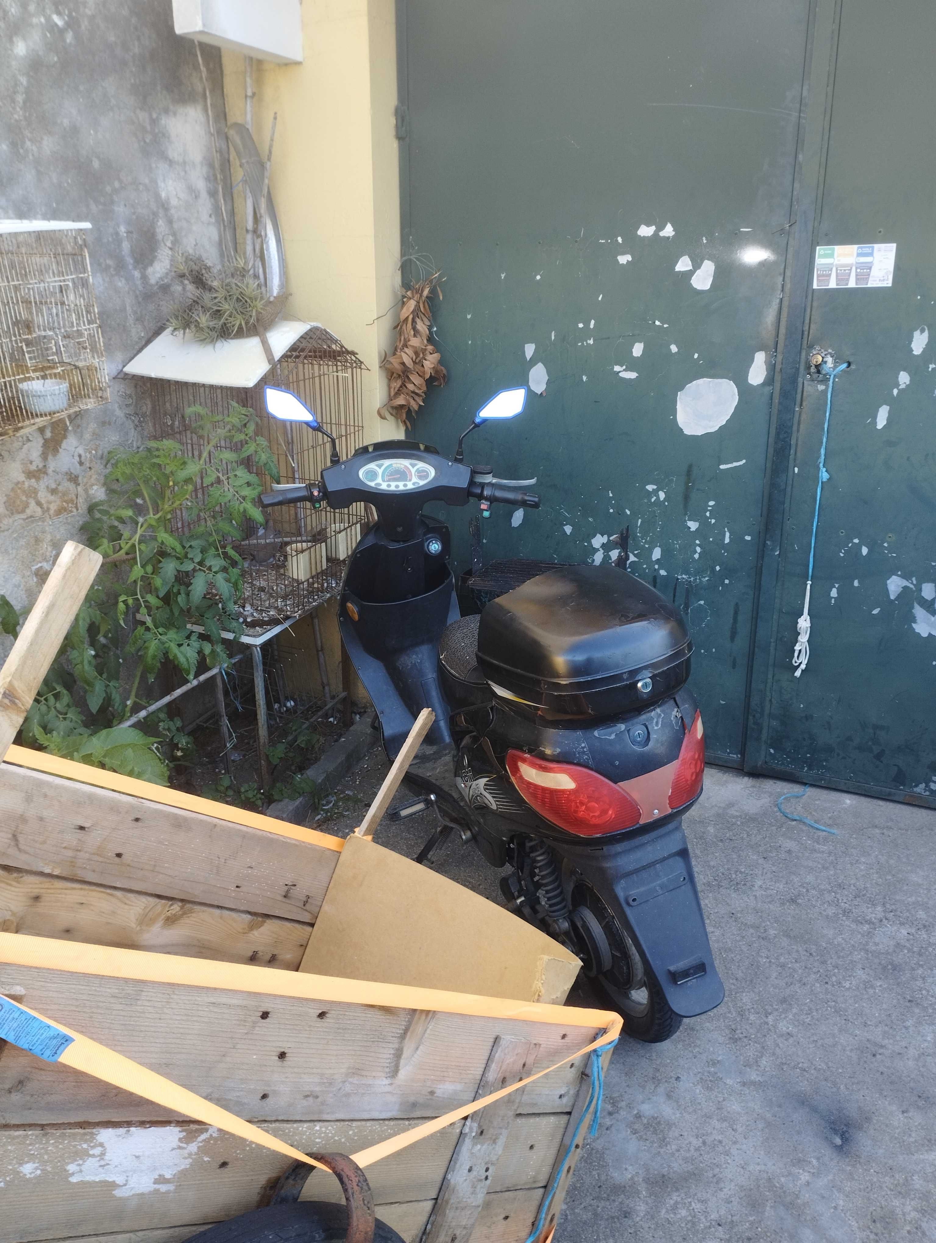 Duas motas uma gasolina e o outro elétrica com baterias novas