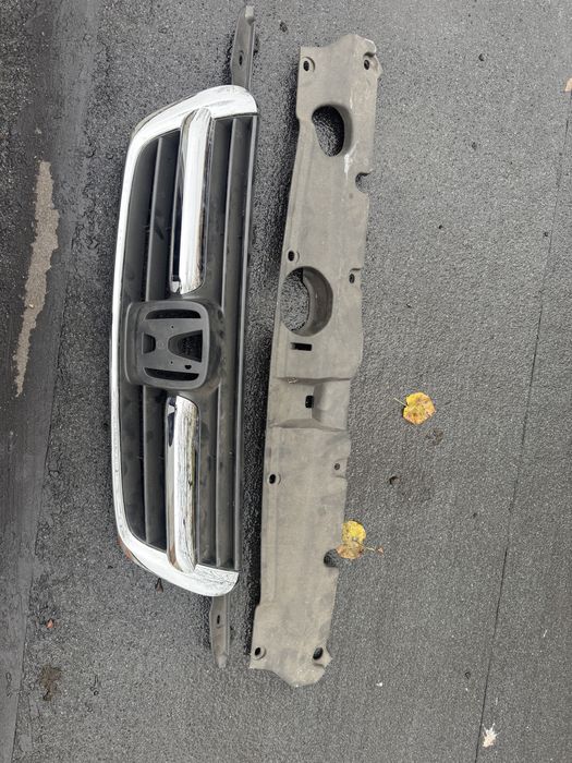 Решітка радіатора Хонда CR-V  2 покоління