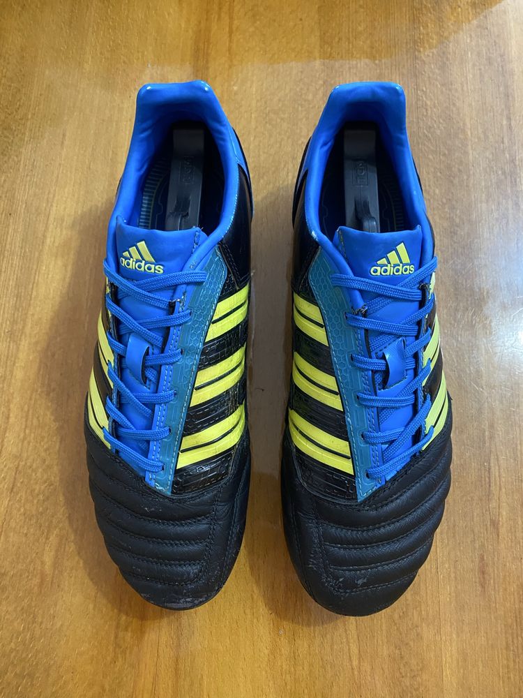 Футбольные бутсы adidas Predator