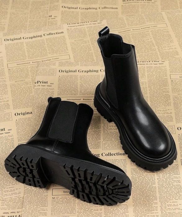 Чорні челсі-ботинки на тракторній підошві