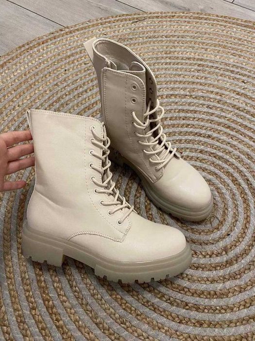 Bezowe botki jasne modne