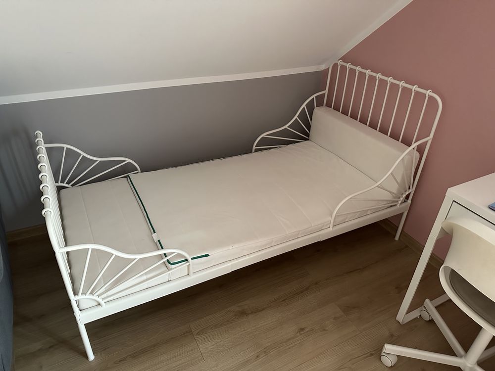 Łóżko Minnen plus materac sprężynowy Innerlig plus dno łóżka.