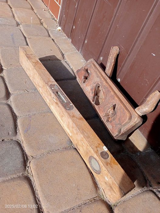 Zabytkowa drewniana poziomica + hebel zestaw