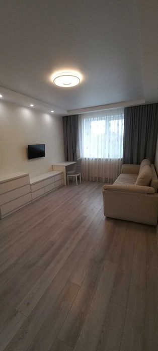 V Продається світла 1-кімнатна квартира в цегляній новобудові