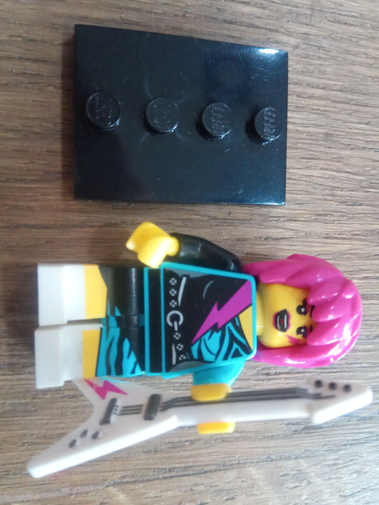 Figurka LEGO seria 7 Rocker Girl Nuovo gitara rockowa dziewczyna