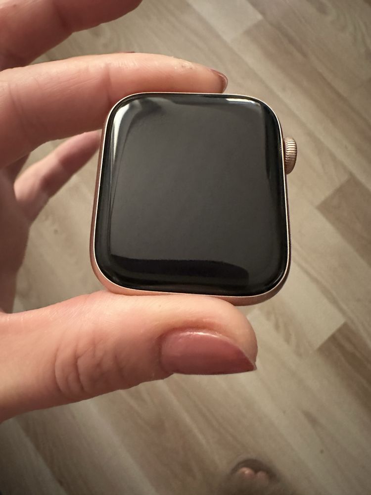 Apple watch Series 4 44mm bardzo dobry stan , ladowarka .