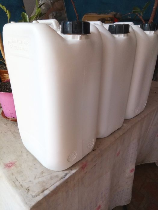 Нові каністри 20 л. і 10 л.