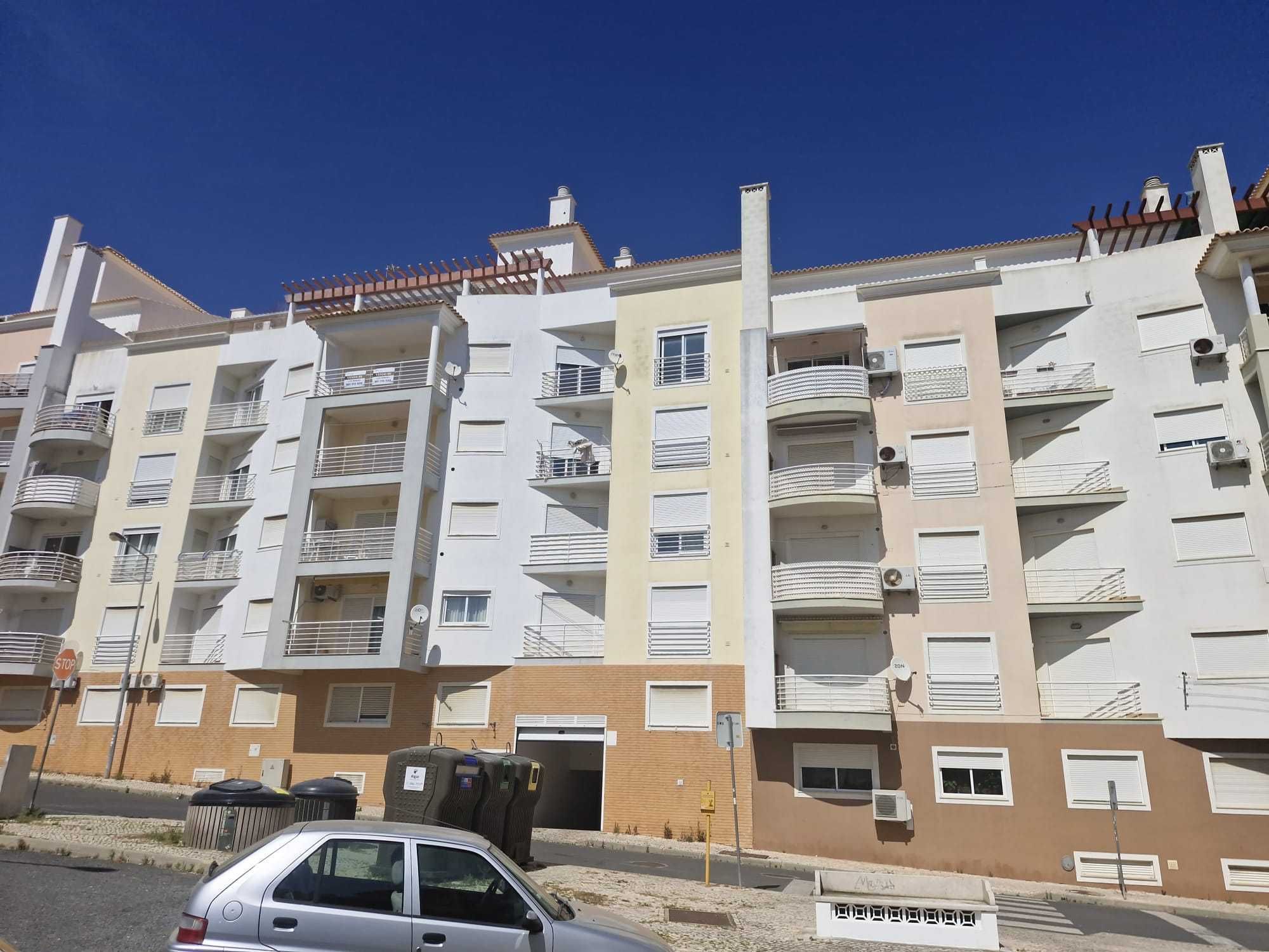 Apartamento T1 Armação de Pêra, com estacionamento e arrecadação