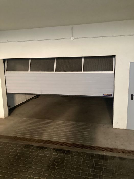 Miejsce postojowe z komórką pod budynkiem wynajmę. Lokalizacja-centrum