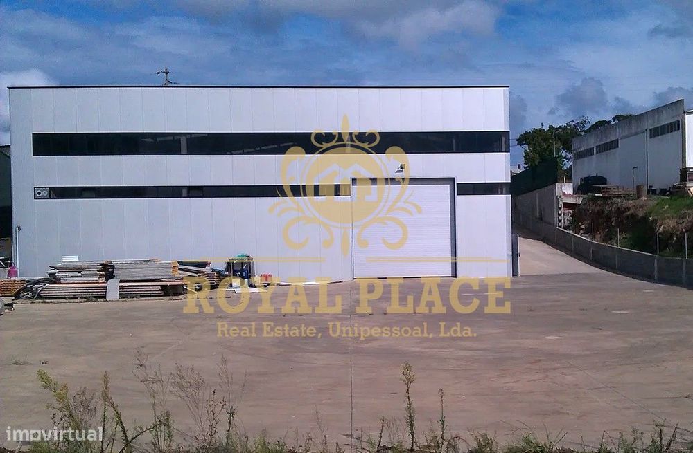 Armazém industrial com área coberta de 740 m2 em Lourosa
