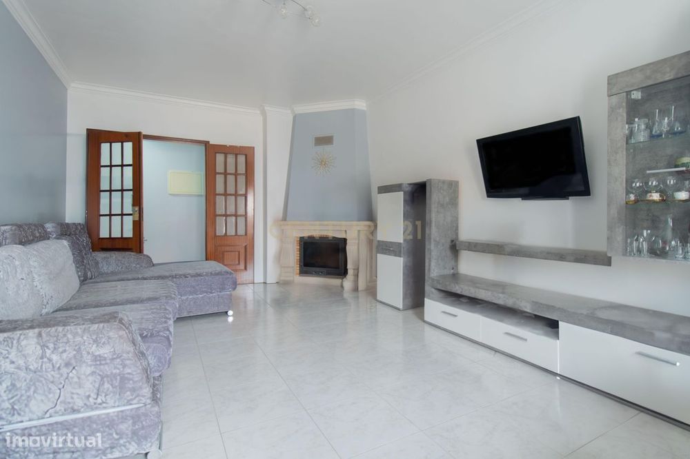 Apartamento T2 com Varandas em Vale do Cobro