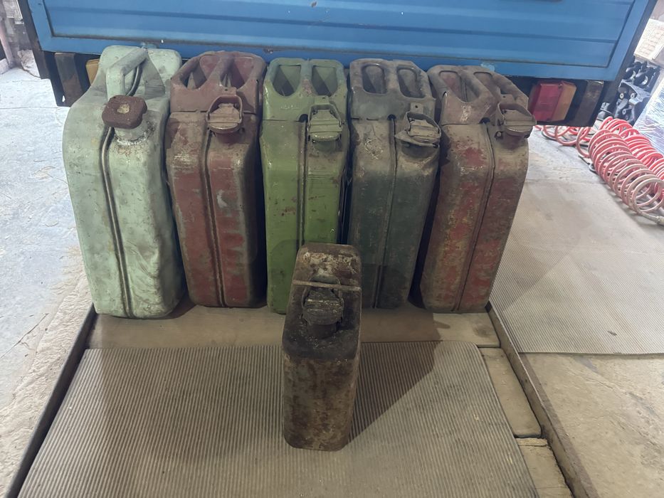 Продам канистру 20 на литров