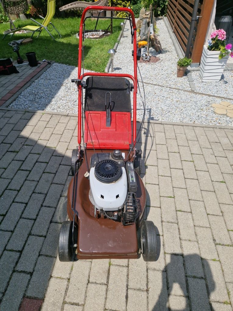 Kosiarka spalinowa z napędem.
