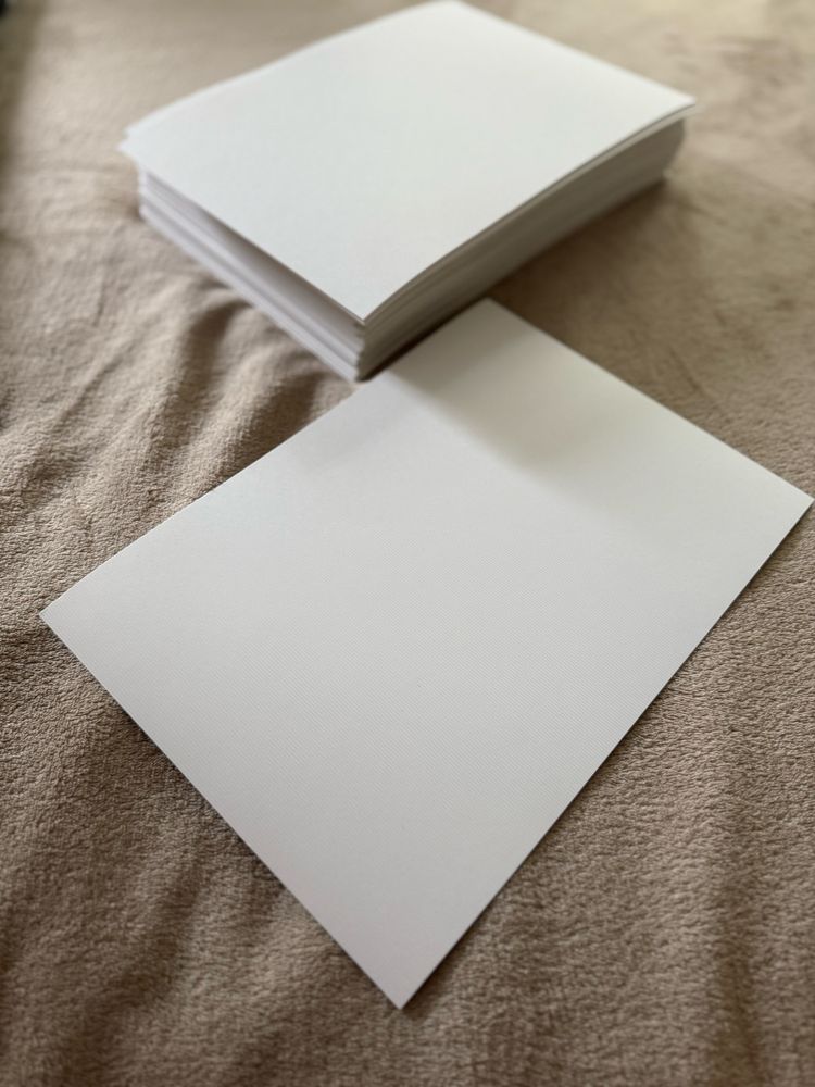 Prążkowany nowy biały papier do zaproszeń ślubnych