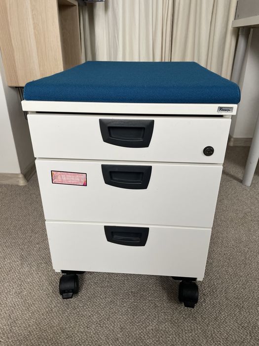 Szafka biurowa na kółkach - kontenerek Kinnarps z siedziskiem