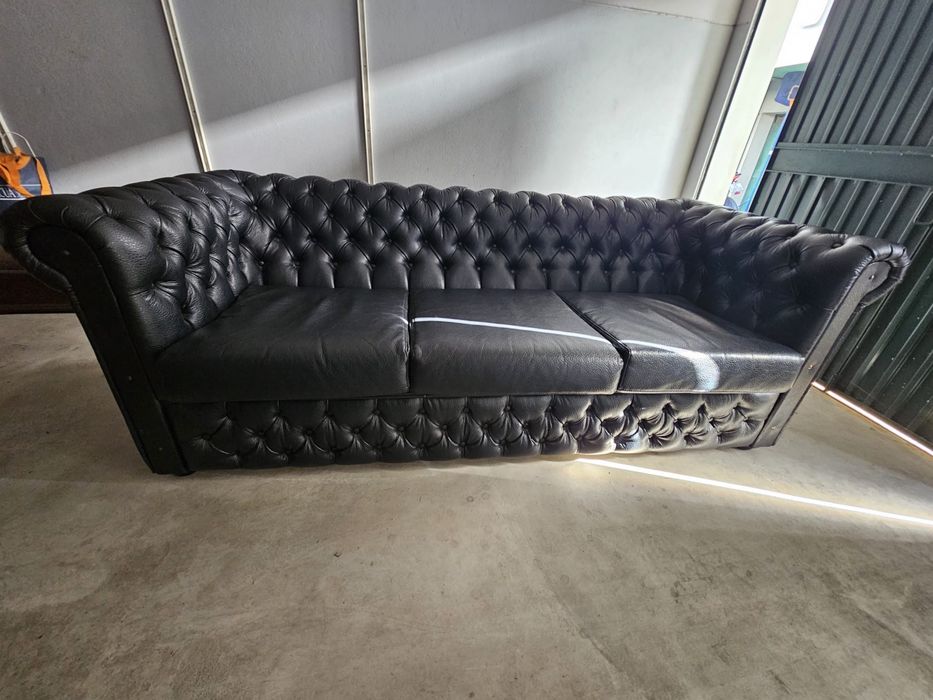 Sofá chesterfield pele preto