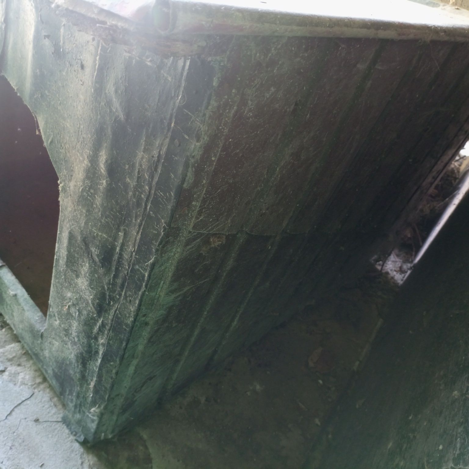 Duża drewniana buda blaszana