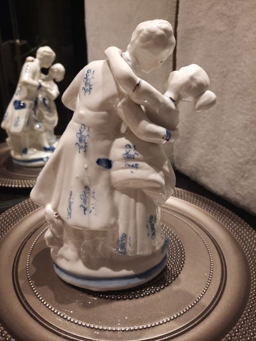 Продам фарфоровую статуэтку